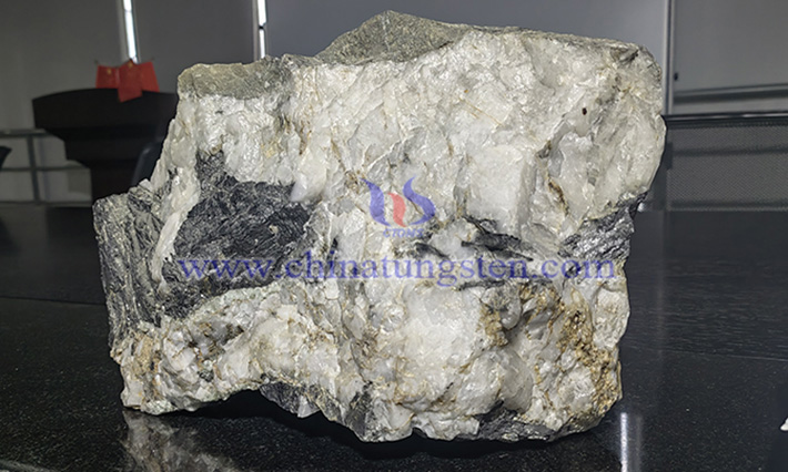 中鎢智造黑鎢礦圖片